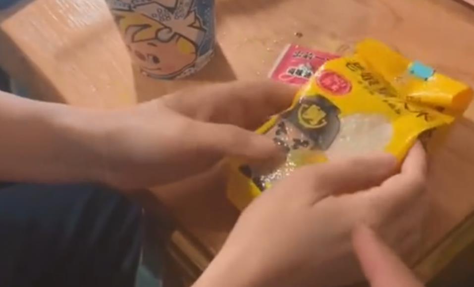 上海封控前妻子信誓旦旦称家里有米,男子看到米后傻眼:够谁吃?
