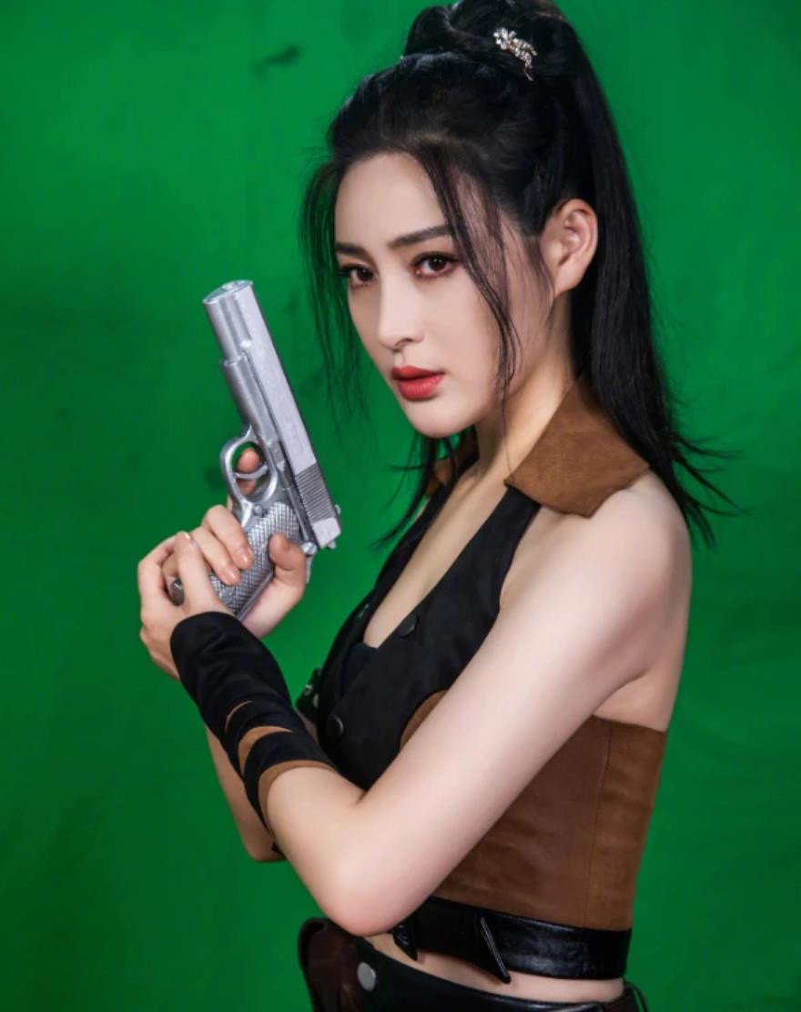 “潘金莲”甘婷婷拍定妆照!紧身皮裤勒出细腰