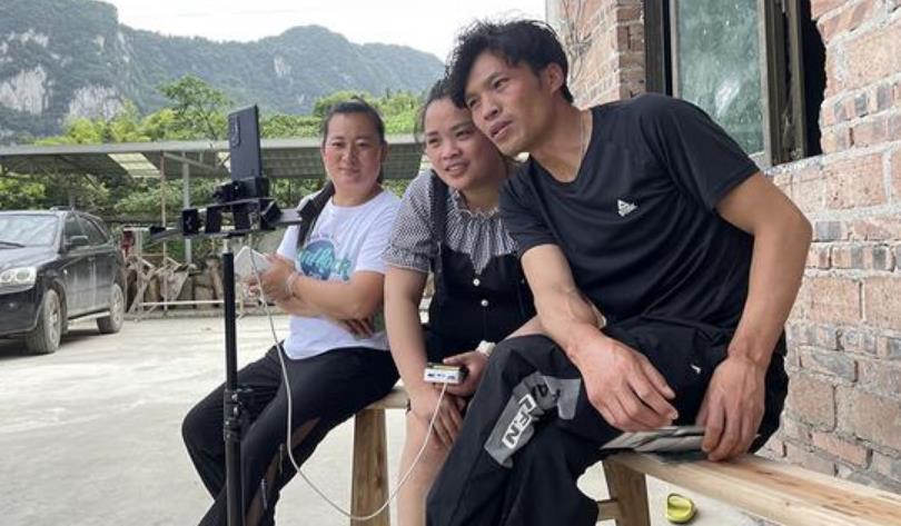 男子33年寻亲成功 家中只剩母亲