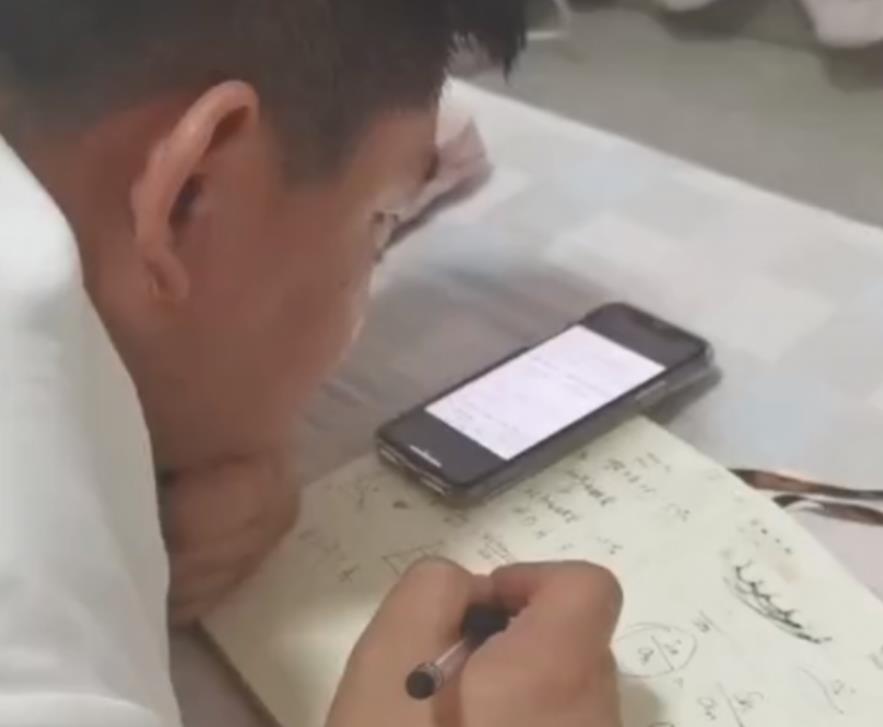 高考数学140分男子重做今年卷子，刚写3题后操作亮了：韦神专属？