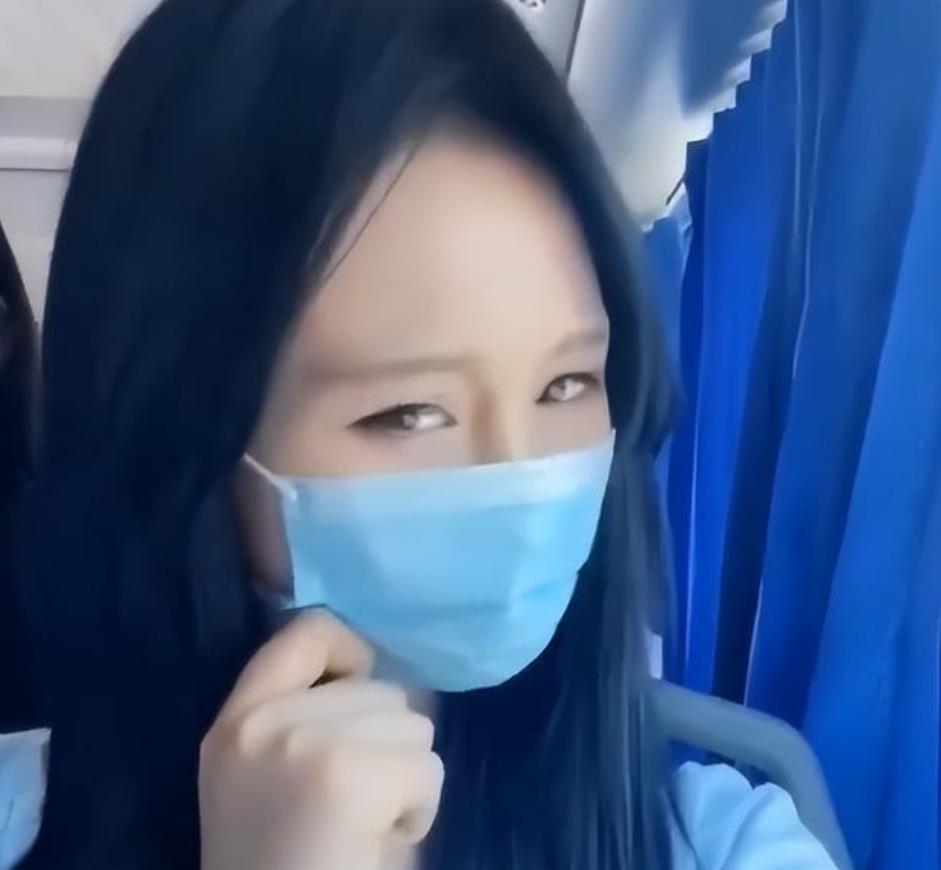 河南:男子与女乘客擦出“火花”,到站后无法下车,一举动令网友急了