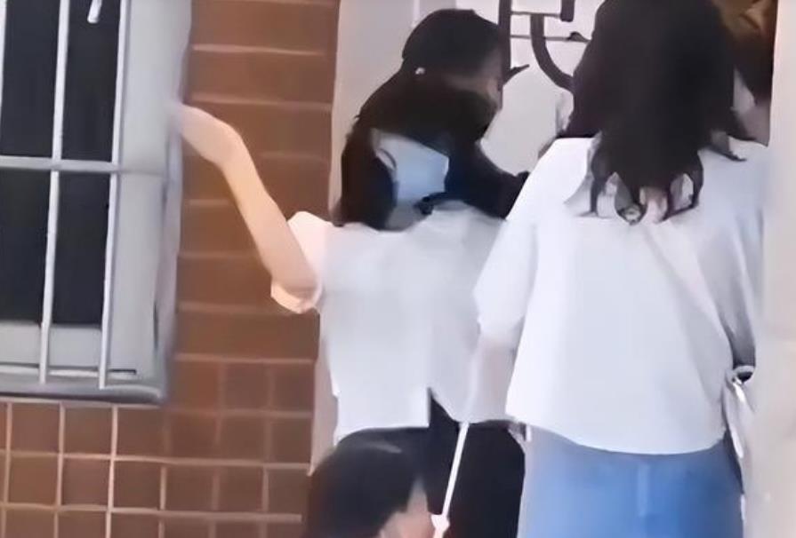 女子在闺蜜鼓励下和丈夫离婚结果出门就后悔疯打自己