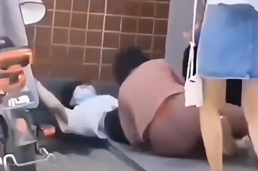 女子在闺蜜鼓励下和丈夫离婚结果出门就后悔疯打自己