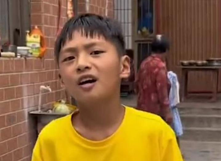 女子来前夫家为继子过生日,怕闲话没进门扭头离开,孩子反应心碎了