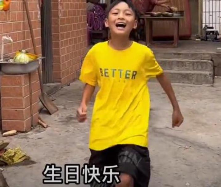 女子来前夫家为继子过生日,怕闲话没进门扭头离开,孩子反应心碎了