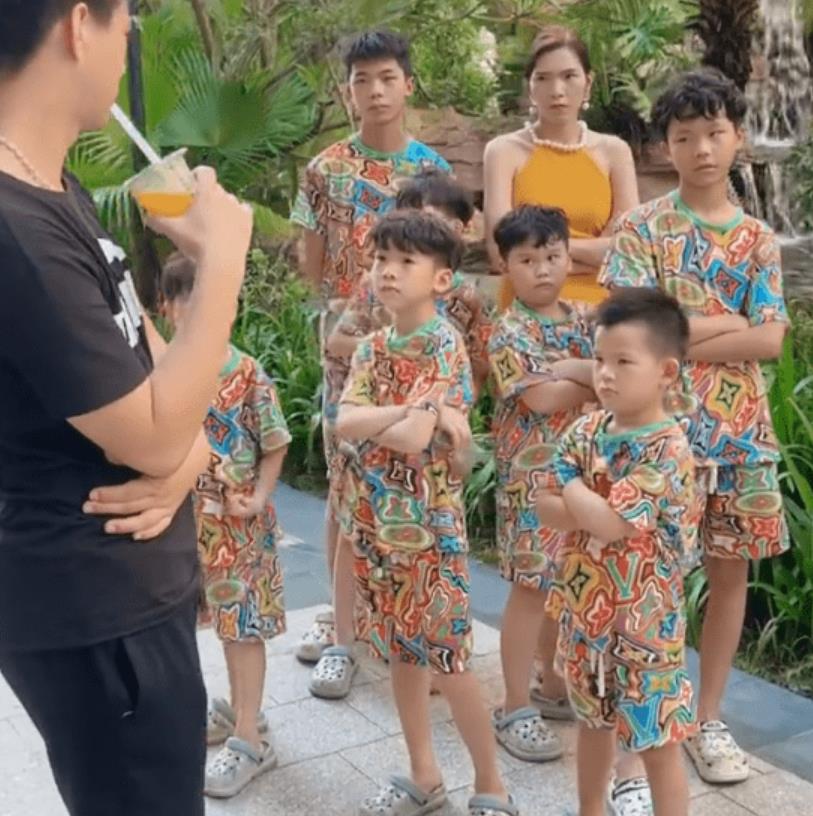 女子连生7个儿子,老公吐槽“生了8百万”,看到爷爷收入网友懂了