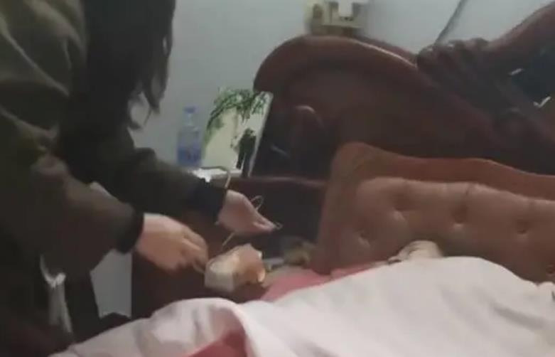 护士新娘刚给新郎打完针,不料扭头发现嫂子也醉倒:结婚还要加班