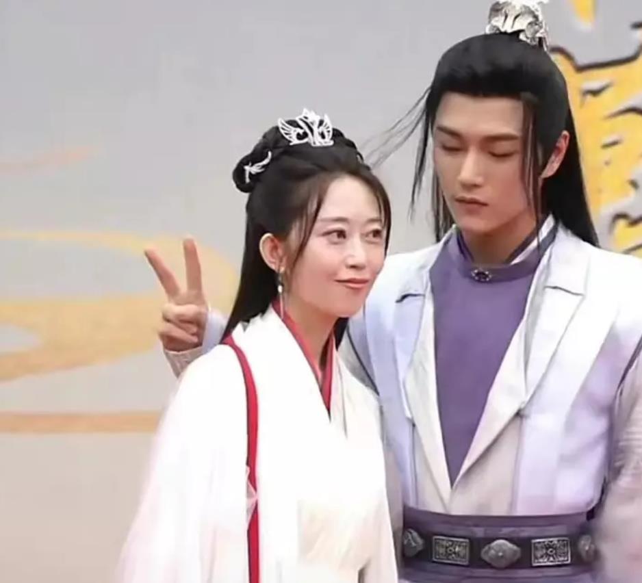 曝富婆为圆梦找小鲜肉拍戏 男方表情引热议