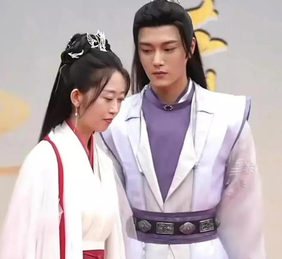 曝富婆为圆梦找小鲜肉拍戏 男方表情引热议