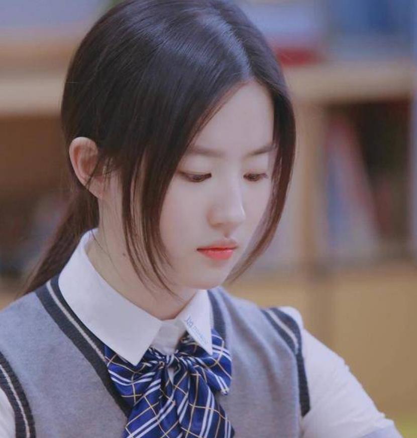 刘亦菲穿校服旧照 清纯让人心动