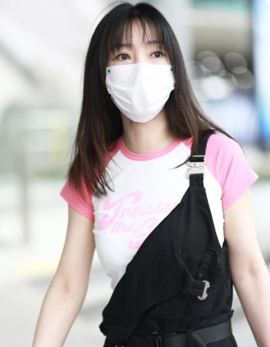 柳岩越活越年轻,穿粉色t恤配阔腿裤走机场,说是18岁也不过分