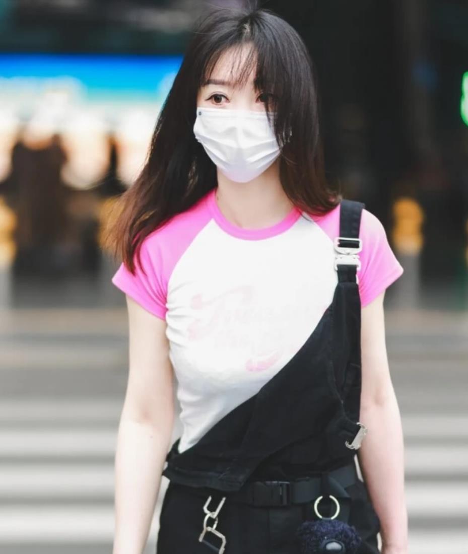 柳岩越活越年轻,穿粉色t恤配阔腿裤走机场,说是18岁也不过分