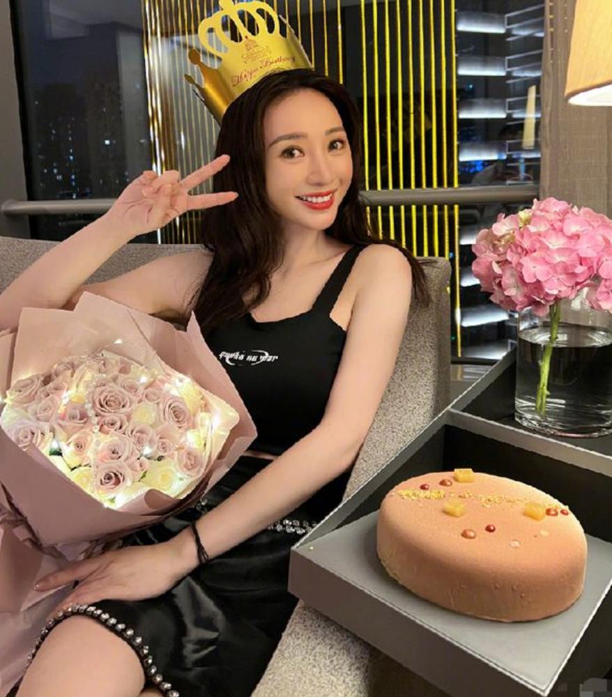 柳岩晒照庆42岁生日,穿黑色吊带身材纤瘦、皮肤白皙状态似少女