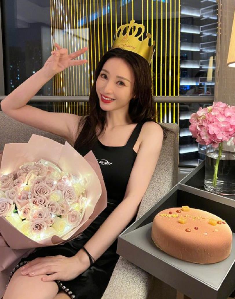 柳岩晒照庆42岁生日,穿黑色吊带身材纤瘦、皮肤白皙状态似少女