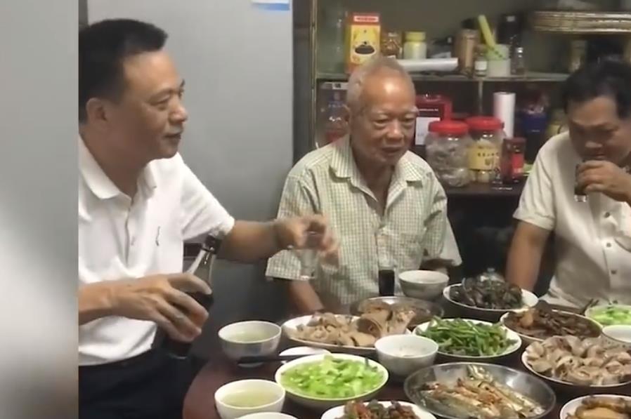 前妻去世20年 男子与现妻赡养前岳父岳母 网友点赞