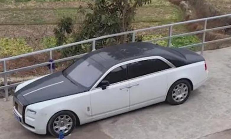 女婿开劳斯莱斯带老婆回娘家,下秒风格大变穿睡衣炸豆腐:真实!