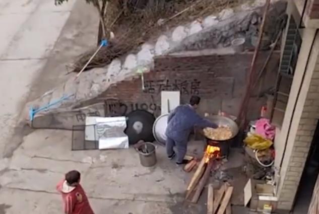 女婿开劳斯莱斯带老婆回娘家,下秒风格大变穿睡衣炸豆腐:真实!