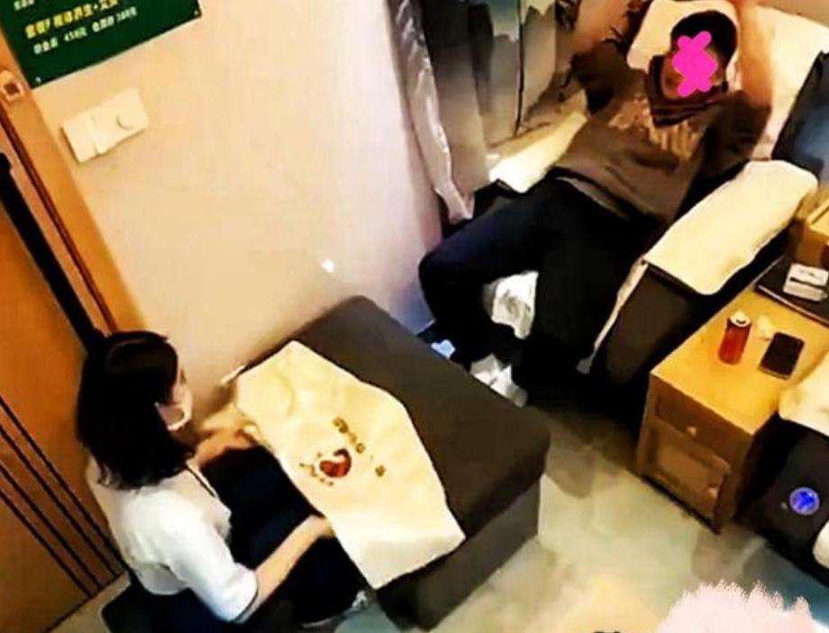 男子足***调戏女子 谁知竟是自己老婆