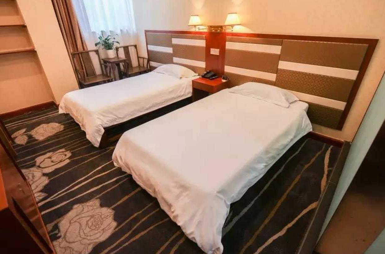 女儿和父母同住标间被拒酒店:是规定 女儿和父母同住标间被拒酒店:是规定