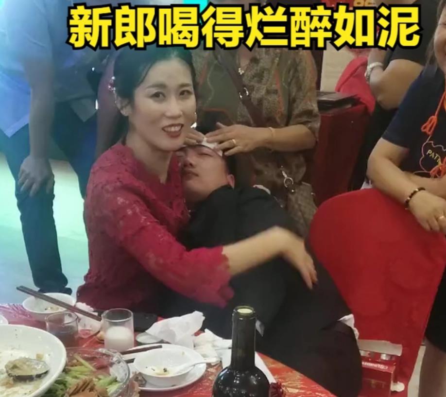 新郎结婚当天醉倒不省人事,新娘将其搂怀里宠溺安抚:遇到对的人 新郎结婚当天醉倒不省人事,新娘将其搂怀里宠溺安抚:遇到对的人
