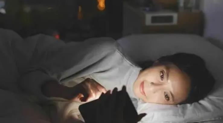 半夜醒了不要拿手机看时间 半夜醒了不要拿手机看时间