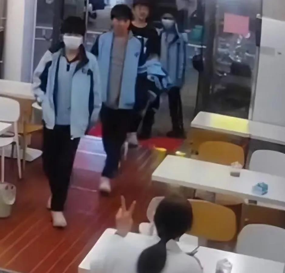 女老师饭店吃饭偶遇学生,刚要打招呼学生扭头就跑,下一秒爆笑