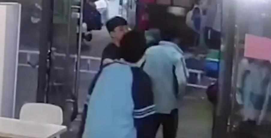 女老师饭店吃饭偶遇学生,刚要打招呼学生扭头就跑,下一秒爆笑