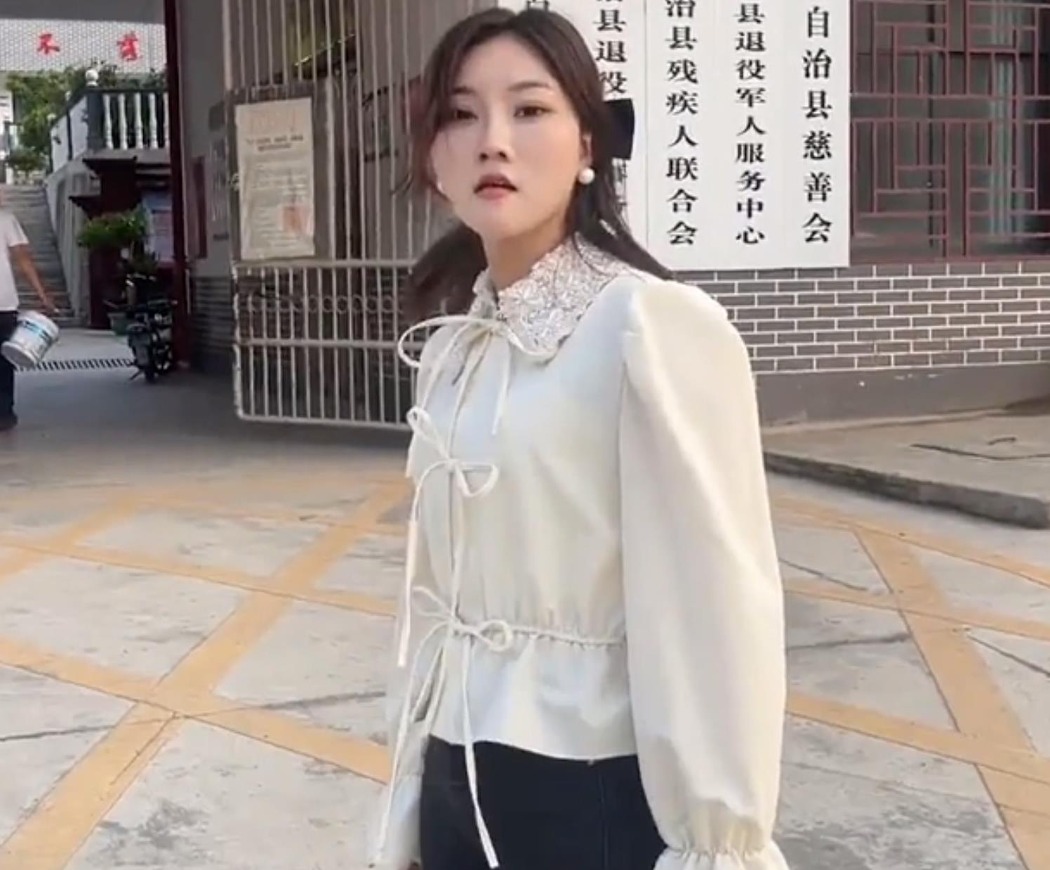 夫妻吵架到民政局离婚,妻子霸气叫嚣转身却撒腿跑,丈夫哭笑不得