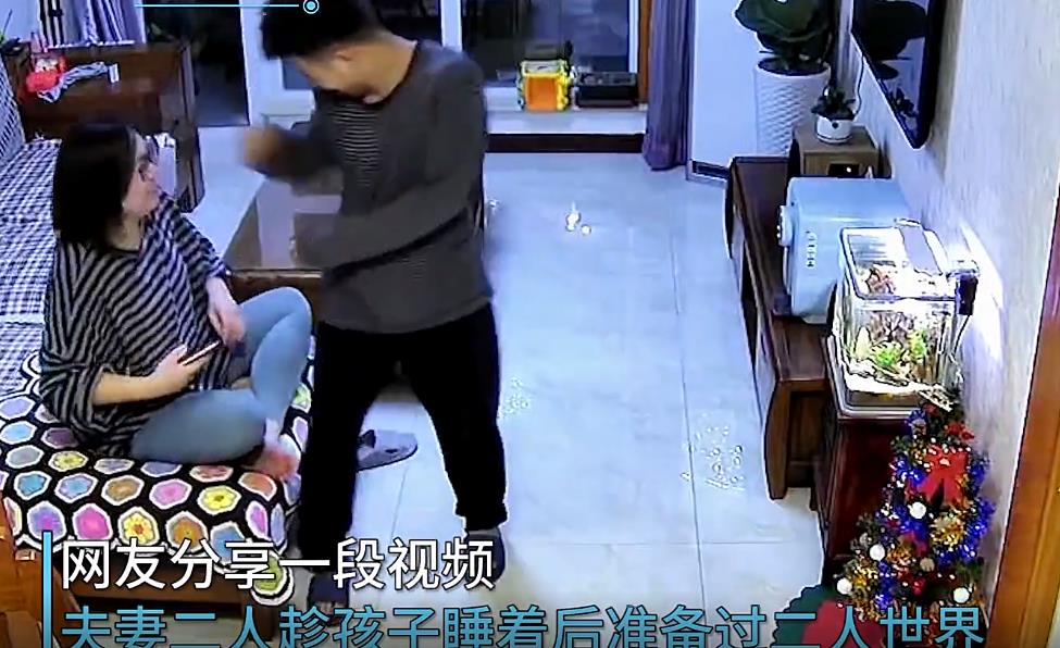 夫妻俩趁娃睡着欲过二人世界,刚抱起妻子娃秒睁眼:背着我想干啥