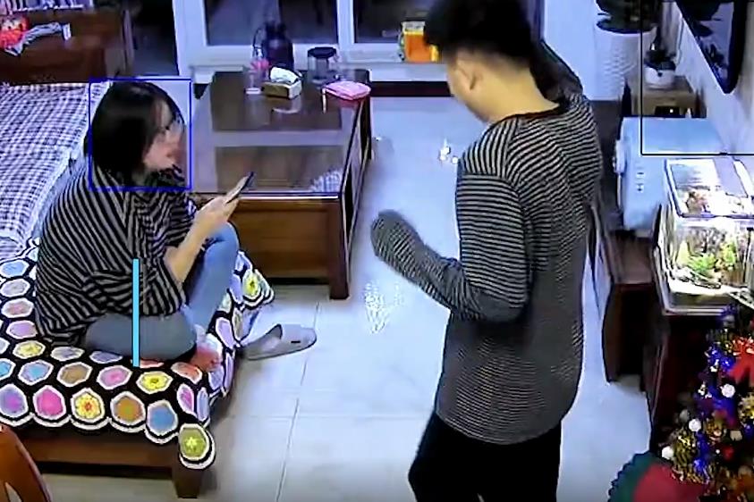 夫妻俩趁娃睡着欲过二人世界,刚抱起妻子娃秒睁眼:背着我想干啥