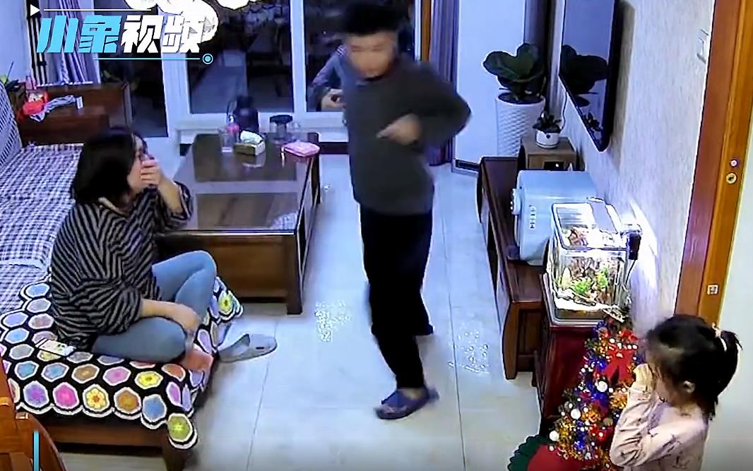 夫妻俩趁娃睡着欲过二人世界,刚抱起妻子娃秒睁眼:背着我想干啥