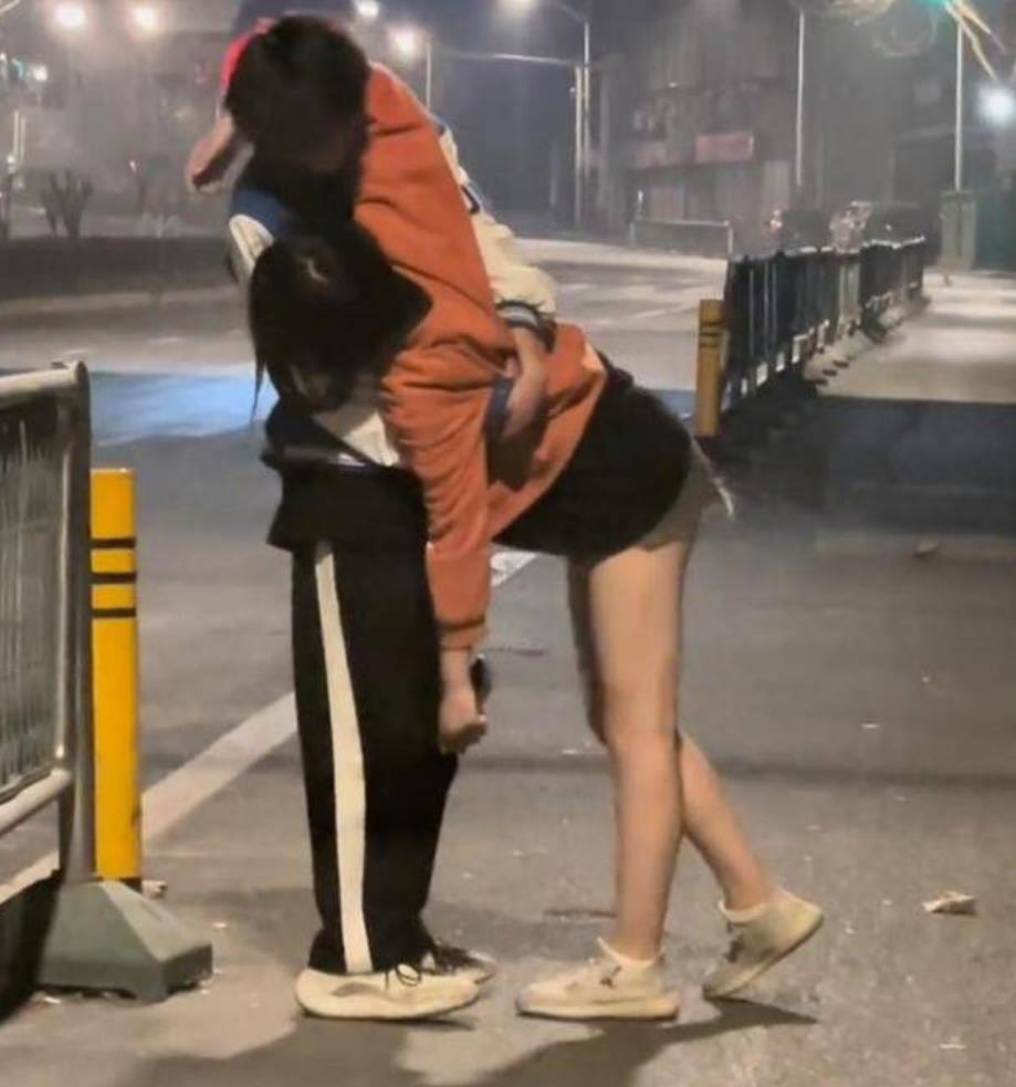深夜里醉酒女子被男人拖走, 满脸窃喜藏不住, 网友: 这是高端猎手