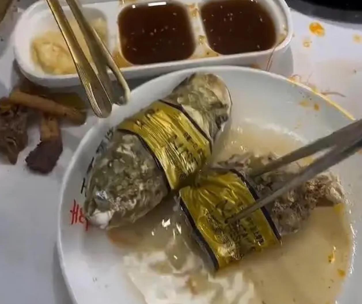 女生疯狂给男友夹生蚝,男友吃到手抖直犯愁忍不住求饶:求放过!