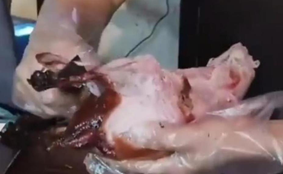 女子称买烤鸭遇店员做假动作片肉 女子称买烤鸭遇店员做假动作片肉